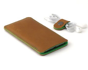 Leren iPhone 14 Pro sleeve - en andere modellen - Cognackleurig leer met groene wolvilt voering - Beschikbaar voor alle iPhone-modellen