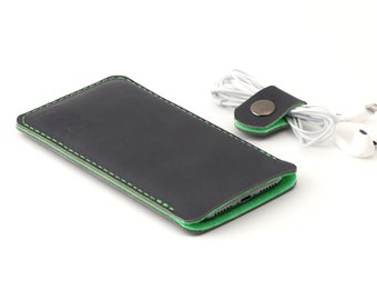 Leather iPhone 12 sleeve - and other models - anthracite/black leather with green wool felt - Available for all iPhone models