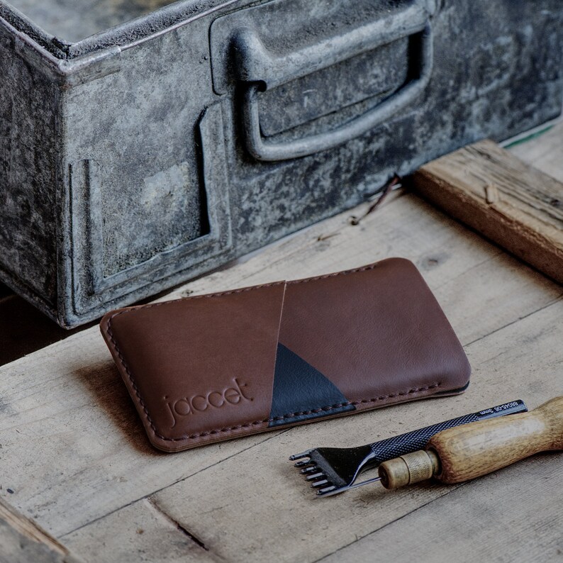 Available for all OnePlus models Brown Full-grain leather with two pockets voor cards JACCET leather OnePlus 8 Pro case