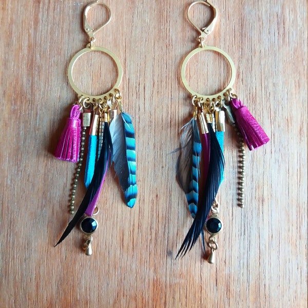 boucles d'oreilles laiton doré,  plumes de geai et cuir fuschia