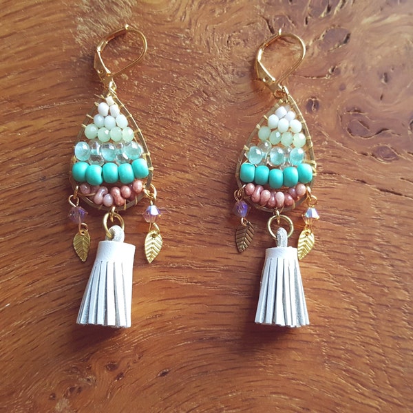 boucles d'oreilles en laiton doré,  pompon en cuir blanc