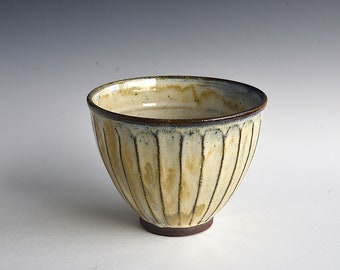 Bowl with facets