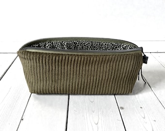 Stiftemäppchen Tasche Breitcord uni Cord olivgrün Leo Muster