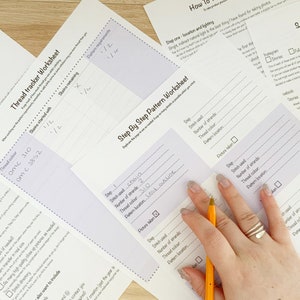 Op de afbeelding: Een close-up van een afdrukbaar werkblad met de titel "Step By Step Pattern Worksheet". Het werkblad is ontworpen om crafters te helpen hun voortgang bij te houden tijdens het maken van borduurprojecten. Het werkblad bevat secties voor het registreren van de gebruikte steek, het aantal draden, de draadkleur en de patroonlocatie.