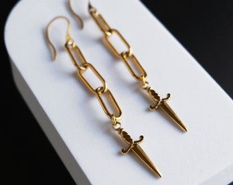 Pendientes de cadena larga de daga gótica / Estética Knightcore Punk Dark Style / Dangle & Drop / Acero inoxidable chapado en oro de 18k