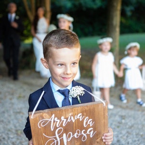 Możliwość personalizacji plakietki z napisem „Nadchodzi panna młoda” / Znak dla chłopca lub druhny / Drewniana dekoracja ślubna z kaligraficznym napisem