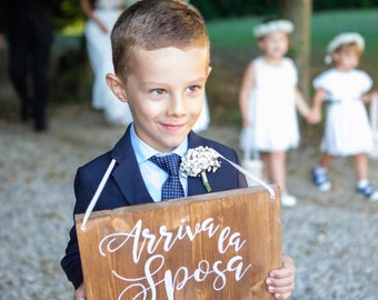 Targa "Arriva la sposa" personalizzabile / Insegna per paggetto o damigella / Decorazione matrimonio in legno con scritta calligrafica