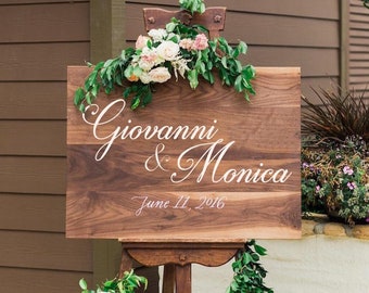 Plaque en bois avec les noms des mariés et la date / Signe de bienvenue personnalisable / Signe de mariage décoratif avec écriture calligraphique