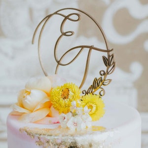 Cake topper avec noms des mariés et détails floraux / Cake topper en bois personnalisé / Décoration de gâteau de mariage et d'anniversaire