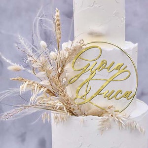 Gepersonaliseerde taarttopper met gestabiliseerde bloemen / Gouden ring en goud gespiegeld plexiglas schrift / Bruidstaartdecoratie