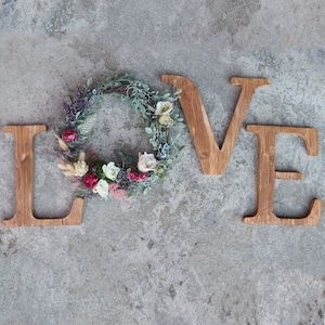 In Holz geschriebene LIEBE mit ewiger Girlande / Holzbuchstaben / Girlande aus stabilisierten und getrockneten Blumen / Anpassbar / Valentinstag