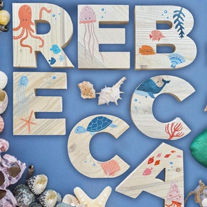 Letras de madeira com tema marinho pintadas à mão / Nome e iniciais de madeira personalizadas / Decoração de quarto infantil, festas