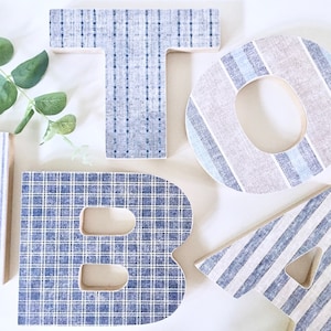 Letras de madera con patrones escoceses azules / Nombre e iniciales de madera personalizadas / Decoración del dormitorio, fiestas infantiles