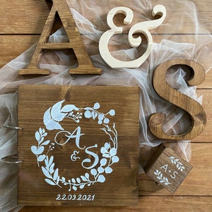 Guest book in legno "Ghirlanda" con iniziali e data / Album con scritta calligrafica personalizzabile