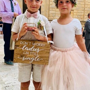 Targa "Don't worry ladies, I'm still single" personalizzabile / Insegna per paggetto o damigella matrimonio in legno con scritta