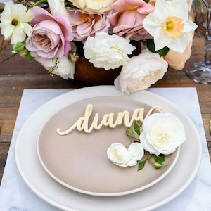 Segnaposto matrimonio in legno personalizzabile / Nomi ospiti intagliati / Scritta calligrafica laser cut / Decorazione tavolo ricevimento