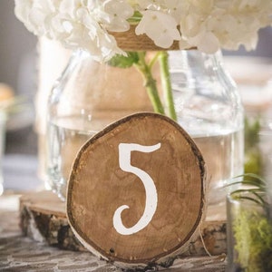 Segnatavolo in corteccia con scritta calligrafica / Numero per tavoli personalizzabile / Fetta di legno centrotavola