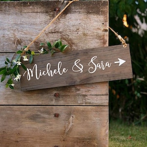 Indicazione in legno con i nomi degli sposi / Cartello a freccia di benvenuto matrimonio / Insegna decorativa con scritta calligrafica