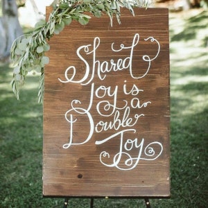 Cartello "Shared joy is a double joy" personalizzabile / Targa matrimonio in legno con scritta calligrafica