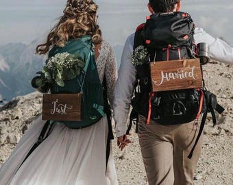 Placas de madeira personalizadas para recém-casados com "Sr." e "Sra." escritos à mão / "Recém-casados"