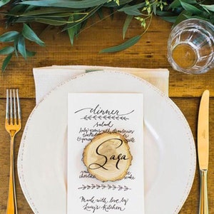 Segnaposto in legno personalizzabile / Dischetto di corteccia con nome dipinto a mano in calligrafia
