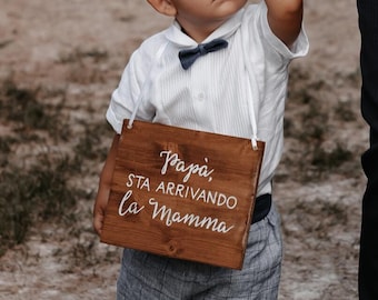 Targa "Papà, sta arrivando la Mamma" personalizzabile / Insegna per paggetto o damigella / Decorazione matrimonio in legno con scritta