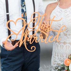 Scritta "Just Married" personalizzabile / Scritta calligrafica intagliata in legno / Decorazione allestimenti matrimonio, party, eventi