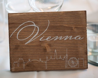 Segnatavolo con testo e decoro personalizzato / Numeri per tavoli in legno con scritta calligrafica / Centrotavola con nomi città e skyline