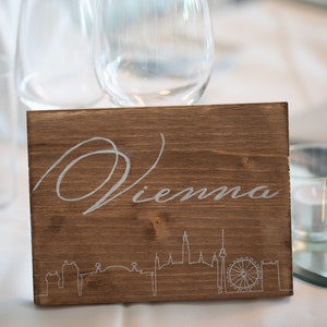 Segnatavolo con testo e decoro personalizzato / Numeri per tavoli in legno con scritta calligrafica / Centrotavola con nomi città e skyline