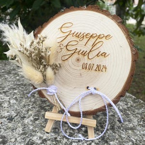 Porta fedi in legno con incisione e mazzolino di fiori stabilizzati / Cuscino porta fedi matrimonio di corteccia personalizzato