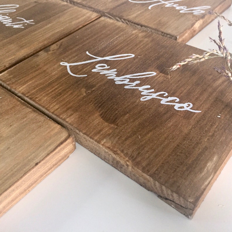 Segnatavolo con testo personalizzato / Numeri per tavoli in legno con scritta calligrafica / Centrotavola dipinti a mano / Tavoli vino immagine 5