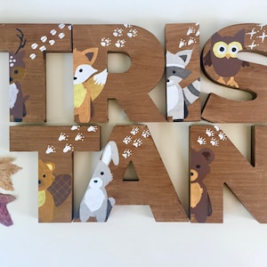 Letras de madera oscura con animales pintados a mano / Nombre e iniciales de madera personalizados / Decoración dormitorio infantil, fiestas