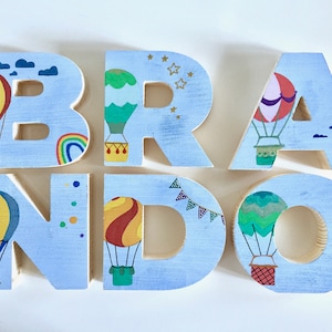 Letras de madera temáticas de globo aerostático pintadas a mano / Nombre e iniciales de madera personalizadas / Decoración del dormitorio, fiestas infantiles