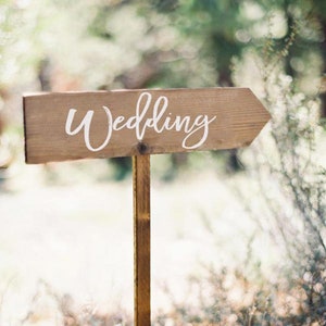 Cartello "Wedding" personalizzabile / Insegna matrimonio in legno rustico con scritta calligrafica / Freccia decorativa