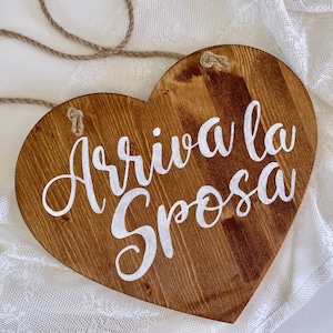 Targa a cuore "Arriva la Sposa" personalizzabile / Paggetto o damigella / Decorazione matrimonio in legno con scritta