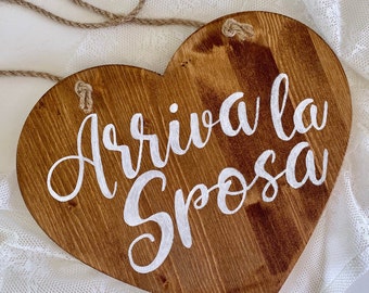 Targa a cuore "Arriva la Sposa" personalizzabile / Paggetto o damigella / Decorazione matrimonio in legno con scritta