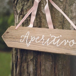 Cartello "Aperitivo" personalizzabile / Insegna matrimonio in legno rustico con scritta calligrafica / Freccia decorativa
