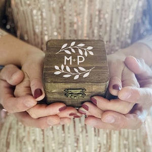 Scatolina porta fedi in legno con logo e iniziali personalizzate / Portafedi dipinto a mano / Country chic / Vintage style