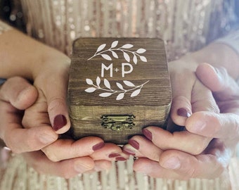 Ehering-Box aus Holz mit Logo und personalisierten Initialen / handbemalte Ehering-Box / Country-Chic / Vintage-Stil