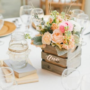 Boîte de pièce maîtresse en bois avec écriture calligraphique personnalisée / Numéro de table en bois rustique / Décoration d'installation de mariage image 1