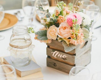 Caja central de madera con escritura caligráfica personalizada / Número de mesa de madera rústica / Decoración de configuración de boda