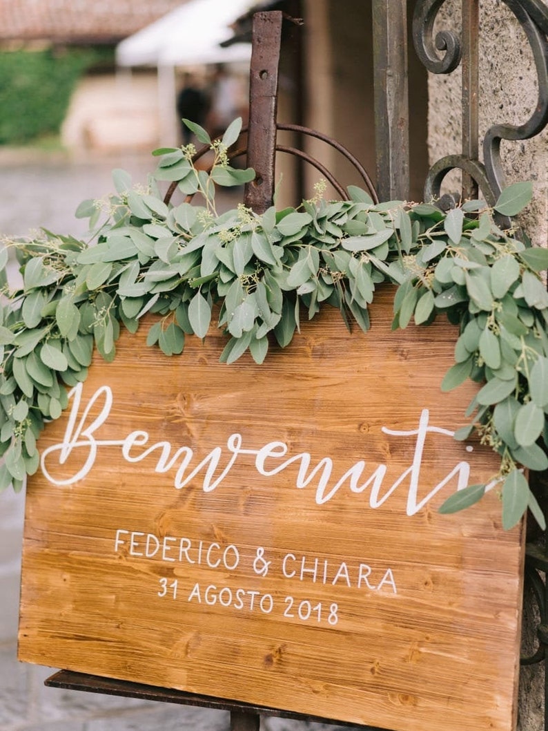 Targa Di Benvenuto In Legno Per Esterni – 114x22,9 Cm – Con Icone E Fiocco – Decorazione Per Portico E Giardino – Legno Bianco