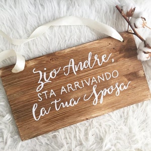 Targa "Zio... sta arrivando la tua Sposa" personalizzabile / Insegna per paggetto o damigella / Decorazione matrimonio in legno con scritta