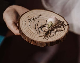 Porta fedi in legno dipinto a mano / Portafedi personalizzabile su disco di corteccia / Porta fedi in legno rustico con nomi degli sposi