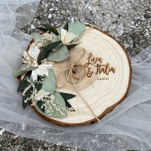 Porta fedi in legno con incisione e fiori stabilizzati / Portafedi su disco di corteccia / Porta fedi matrimonio personalizzato