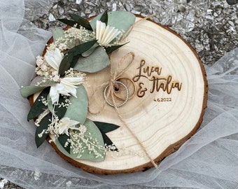 Wooden rings holder with engraved script and dried flowers / Custom ring holder on wood slice / Personalized with groom's names and wreath