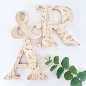 Carta de madera con patrón floral personalizable / Inicial de madera / Decoración de mesa de boda, hogar, idea de regalo de boda