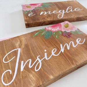 Coppia di targhe "Insieme è meglio" personalizzabili / Cartelli cerimonia in legno con scritta calligrafica e decori floreali dipinti a mano