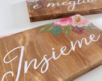 Par de placas personalizáveis "Juntos é melhor" / Placas de cerimônia de madeira com escrita caligráfica e decorações florais pintadas à mão