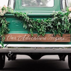 Targa "OurAdventure Begins" per l'auto degli sposi / Targa legno con scritta calligrafica personalizzata / Decorazione matrimonio